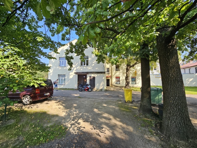 Sludinājumi. Administratīva 2 stāvu ēka ar zemi Teikas centrā.  Celta 1930.gadā, ķieģeļu sienas, koka pārsegumi, Cena: 350000 EUR Foto #3