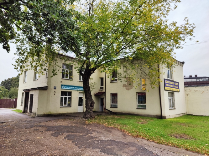 Sludinājumi. Administratīva 2 stāvu ēka ar zemi Teikas centrā.  Celta 1930.gadā, ķieģeļu sienas, koka pārsegumi, Cena: 350000 EUR Foto #1