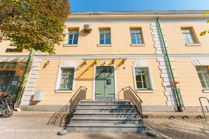 Объявление. Biroja telpas Centrā, renovētā ēkā.  Telpu plānojumu un apdare tiek piemērota nomnieka vajadzībām.  Цена: 6744 EUR/мес. Foto #2