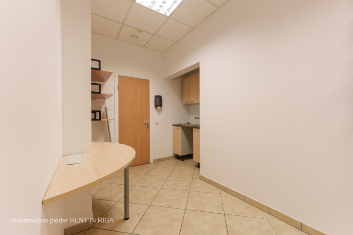 Объявление. Biroja telpas Centrā, renovētā ēkā.  Telpu plānojumu un apdare tiek piemērota nomnieka vajadzībām.  Цена: 6744 EUR/мес. Foto #4