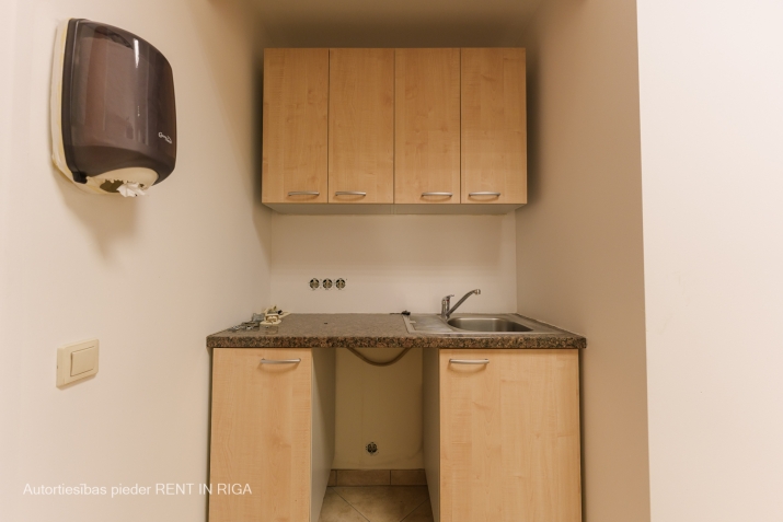 Объявление. Biroja telpas Centrā, renovētā ēkā.  Telpu plānojumu un apdare tiek piemērota nomnieka vajadzībām.  Цена: 6744 EUR/мес. Foto #5