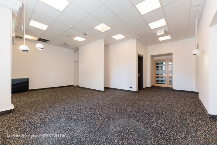 Объявление. Biroja telpas Centrā, renovētā ēkā.  Telpu plānojumu un apdare tiek piemērota nomnieka vajadzībām.  Цена: 6744 EUR/мес. Foto #6
