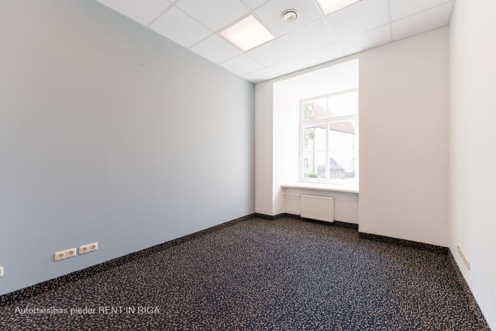 Объявление. Biroja telpas Centrā, renovētā ēkā.  Telpu plānojumu un apdare tiek piemērota nomnieka vajadzībām.  Цена: 6744 EUR/мес. Foto #7