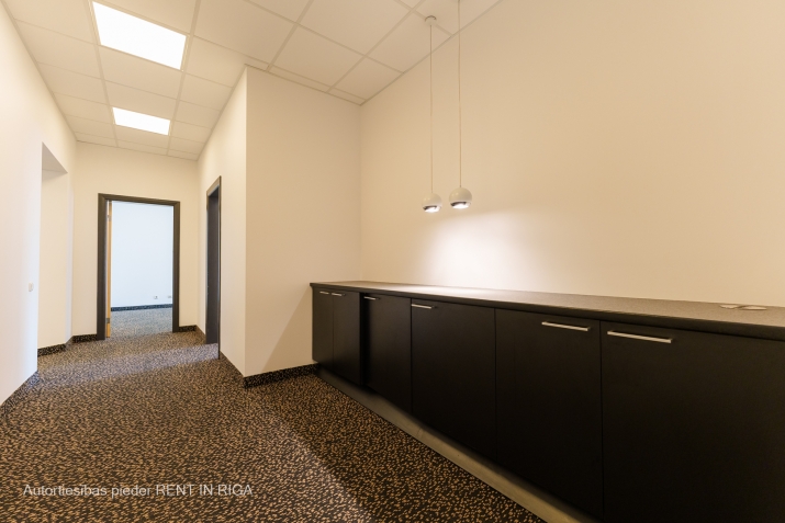 Объявление. Biroja telpas Centrā, renovētā ēkā.  Telpu plānojumu un apdare tiek piemērota nomnieka vajadzībām.  Цена: 6744 EUR/мес. Foto #8