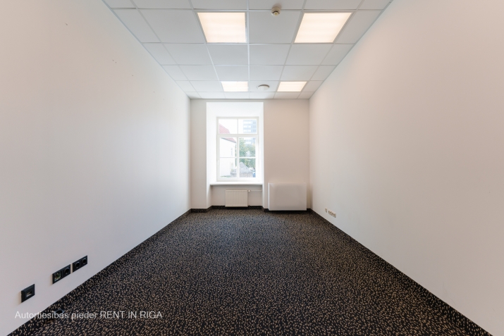 Объявление. Biroja telpas Centrā, renovētā ēkā.  Telpu plānojumu un apdare tiek piemērota nomnieka vajadzībām.  Цена: 6744 EUR/мес. Foto #9