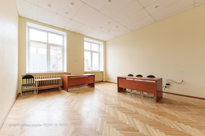 Объявление. Biroji Latvijas laika ēkā Bruņinieku ielā 29/31.  Iznomā 2 izolētas telpas ar priekštelpu. Ēkā Цена: 264 EUR/мес. Foto #1