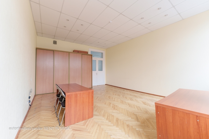 Объявление. Biroji Latvijas laika ēkā Bruņinieku ielā 29/31.  Iznomā 2 izolētas telpas ar priekštelpu. Ēkā Цена: 264 EUR/мес. Foto #2