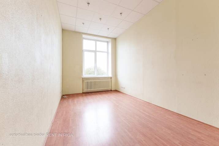 Sludinājumi. Biroji Latvijas laika ēkā Bruņinieku ielā 29/31.  Iznomā 1 telpu. Ēkā pieejamas dažāda izmēra (10 - Cena: 152 EUR/mēn Foto #1