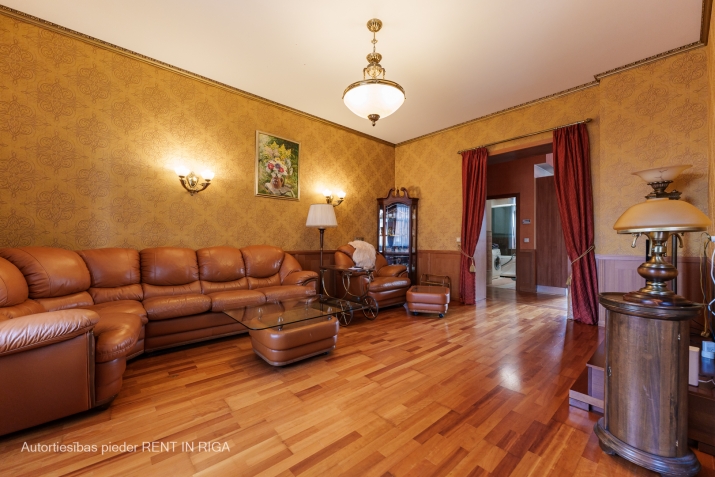 Sludinājumi. Izīrē divistabu dzīvokli Vecrīgā.  Tiek piedāvāts plašs un mūsdienīgi iekārtots dzīvoklis ar Cena: 800 EUR/mēn Foto #1