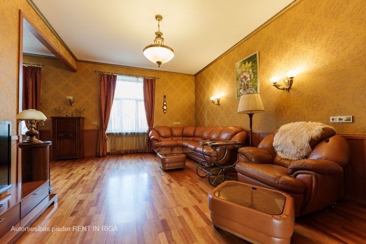 Sludinājumi. Izīrē divistabu dzīvokli Vecrīgā.  Tiek piedāvāts plašs un mūsdienīgi iekārtots dzīvoklis ar Cena: 800 EUR/mēn Foto #2