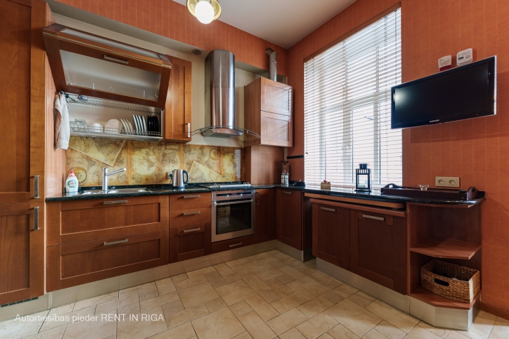 Sludinājumi. Izīrē divistabu dzīvokli Vecrīgā.  Tiek piedāvāts plašs un mūsdienīgi iekārtots dzīvoklis ar Cena: 800 EUR/mēn Foto #7