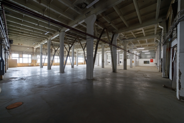 Sludinājumi. Noliktavas vai ražošanas telpas 2.stāvā ar kravas liftu.  1 liela noliktavas telpa jaunajā biznesa Cena: 1600 EUR/mēn Foto #2