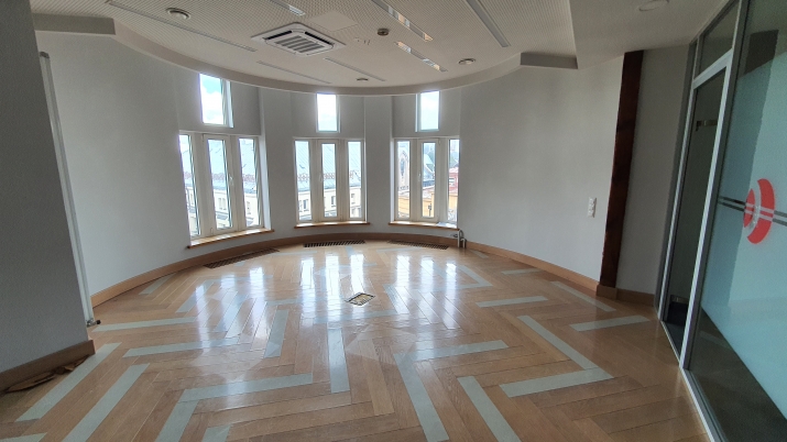 Sludinājumi. Birojs Vecrīgā, renovētā ēkā, 3. stāvā (ieeja no ēkas fasādes).  + Platība sastāv no open space Cena: 11435 EUR/mēn Foto #3