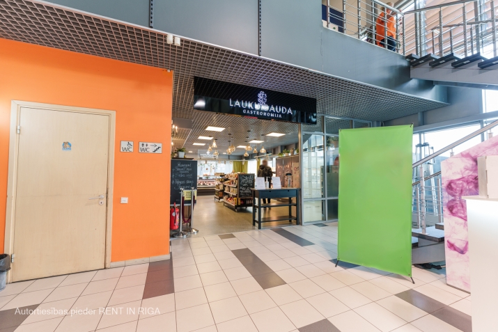 Sludinājumi. Tirdzniecības telpas ļoti aktīvā un labi pāredzamā vietā.  + Telpas vērstas uz fasādes daļu ar Cena: 2100 EUR/mēn Foto #2
