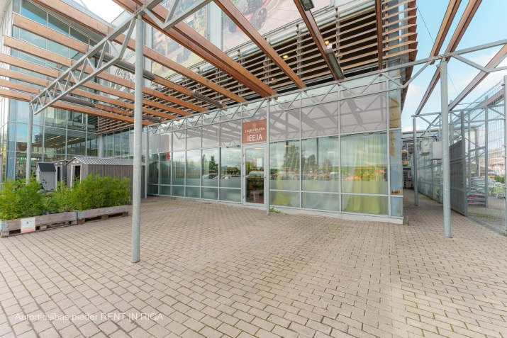 Sludinājumi. Tirdzniecības telpas ļoti aktīvā un labi pāredzamā vietā.  + Telpas vērstas uz fasādes daļu ar Cena: 2100 EUR/mēn Foto #3