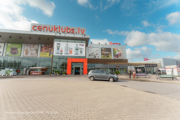 Sludinājumi. Tirdzniecības telpas ļoti aktīvā un labi pāredzamā vietā.  + Telpas vērstas uz fasādes daļu ar Cena: 2100 EUR/mēn Foto #1