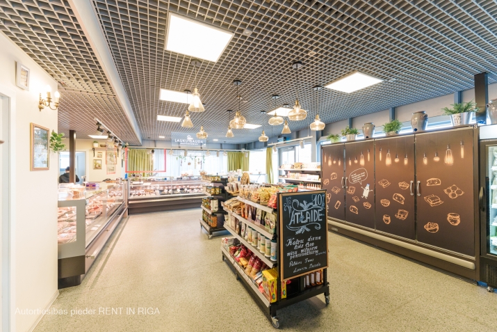 Sludinājumi. Tirdzniecības telpas ļoti aktīvā un labi pāredzamā vietā.  + Telpas vērstas uz fasādes daļu ar Cena: 2100 EUR/mēn Foto #4