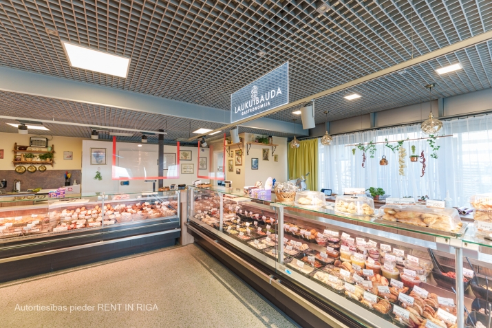 Sludinājumi. Tirdzniecības telpas ļoti aktīvā un labi pāredzamā vietā.  + Telpas vērstas uz fasādes daļu ar Cena: 2100 EUR/mēn Foto #5