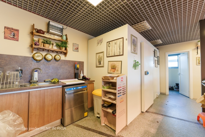 Sludinājumi. Tirdzniecības telpas ļoti aktīvā un labi pāredzamā vietā.  + Telpas vērstas uz fasādes daļu ar Cena: 2100 EUR/mēn Foto #7