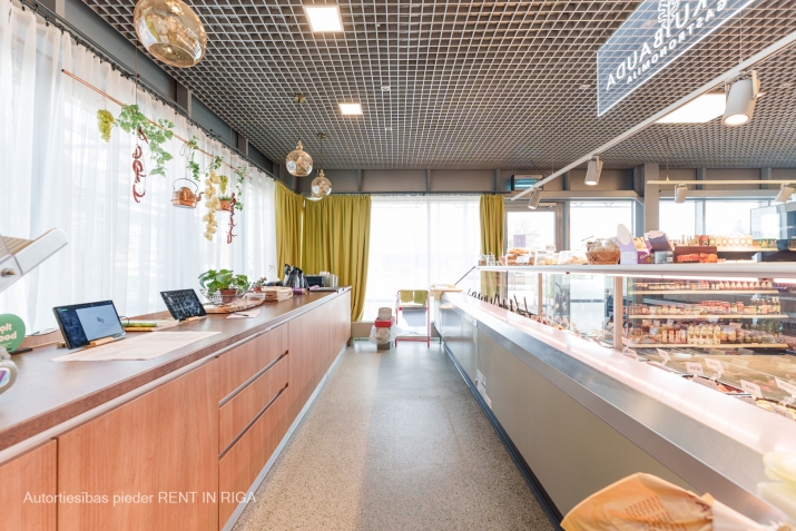 Sludinājumi. Tirdzniecības telpas ļoti aktīvā un labi pāredzamā vietā.  + Telpas vērstas uz fasādes daļu ar Cena: 2100 EUR/mēn Foto #8