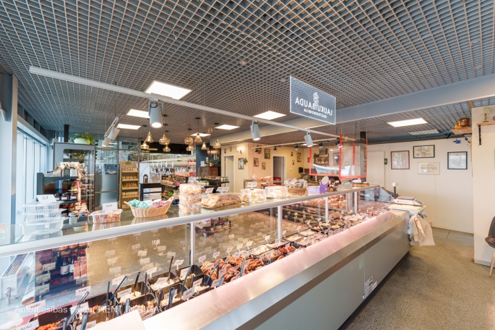 Sludinājumi. Tirdzniecības telpas ļoti aktīvā un labi pāredzamā vietā.  + Telpas vērstas uz fasādes daļu ar Cena: 2100 EUR/mēn Foto #9