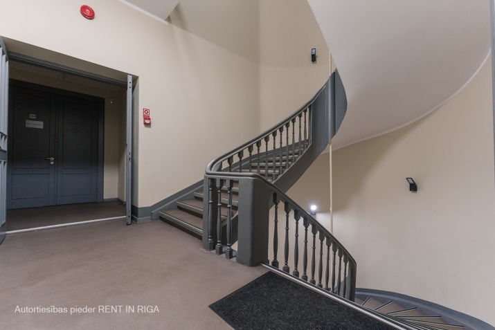 Sludinājumi. Biroja telpa reprezentablā ēkā Aspazijas bulvārī 32.  + telpas labā stāvoklī (foto ir no citām Cena: 252 EUR/mēn Foto #8