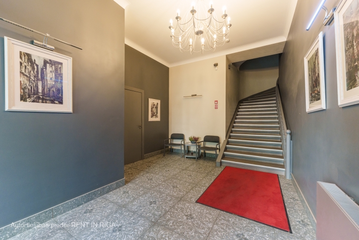 Sludinājumi. Biroja telpa reprezentablā ēkā Aspazijas bulvārī 32.  + telpas labā stāvoklī (foto ir no citām Cena: 252 EUR/mēn Foto #9