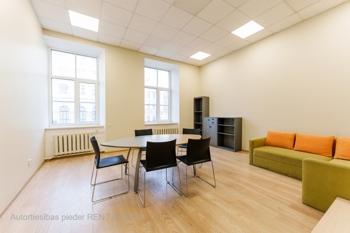 Sludinājumi. Biroja telpa reprezentablā ēkā Aspazijas bulvārī 32.  + telpas labā stāvoklī (foto ir no citām Cena: 252 EUR/mēn Foto #1