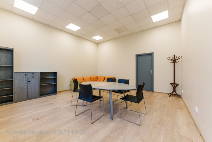 Sludinājumi. Biroja telpa reprezentablā ēkā Aspazijas bulvārī 32.  + telpas labā stāvoklī (foto ir no citām Cena: 252 EUR/mēn Foto #2