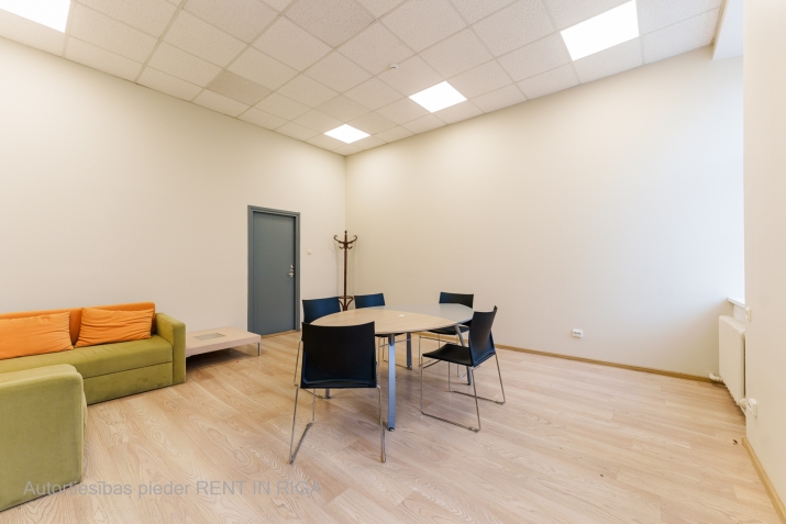 Sludinājumi. Biroja telpa reprezentablā ēkā Aspazijas bulvārī 32.  + telpas labā stāvoklī (foto ir no citām Cena: 252 EUR/mēn Foto #3