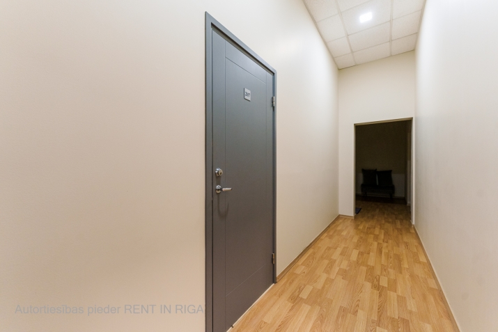 Sludinājumi. Biroja telpa reprezentablā ēkā Aspazijas bulvārī 32.  + telpas labā stāvoklī (foto ir no citām Cena: 252 EUR/mēn Foto #6