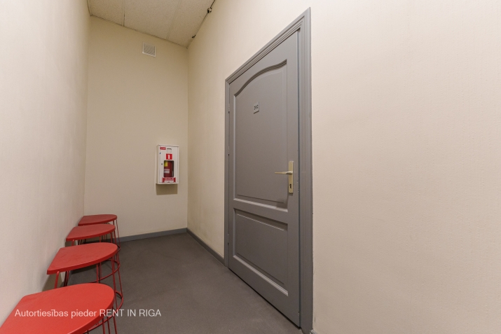 Объявление. Biroja telpa reprezentablā ēkā Aspazijas bulvārī 32.  + tikko izremontētas telpas; + gaišas ar Цена: 400 EUR/мес. Foto #6