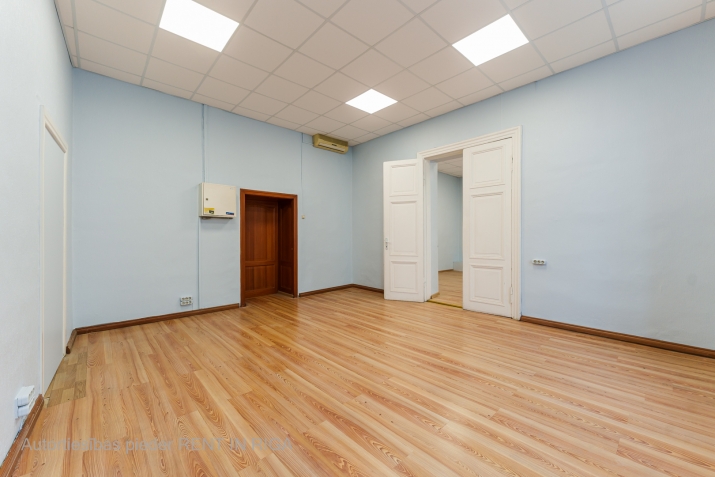 Объявление. Biroja telpa reprezentablā ēkā Aspazijas bulvārī 32.  + tikko izremontētas telpas; + gaišas ar Цена: 400 EUR/мес. Foto #4