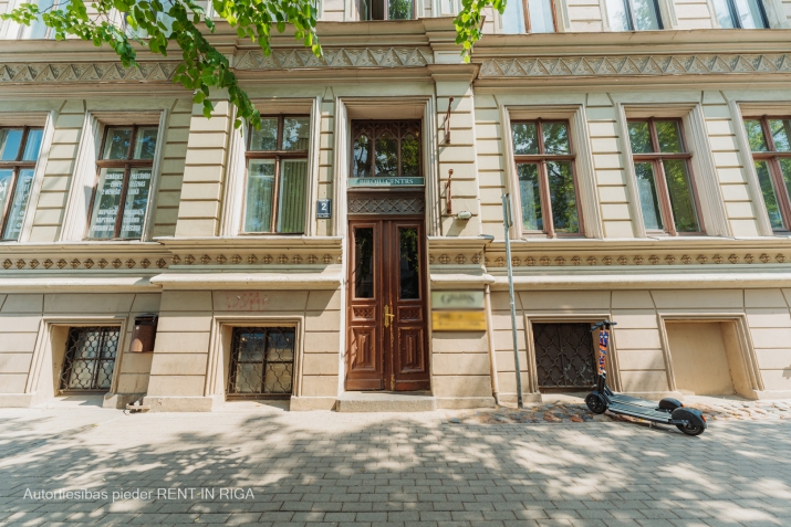 Sludinājumi. Citadeles un Muitas ielu krustojums, ar ieeju no Citadeles ielas.  Birojs sastāv no 2 telpām - Cena: 316 EUR/mēn Foto #7