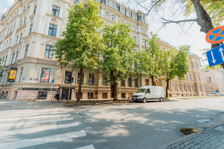 Sludinājumi. Citadeles un Muitas ielu krustojums, ar ieeju no Citadeles ielas.  Birojs sastāv no 2 telpām - Cena: 316 EUR/mēn Foto #8