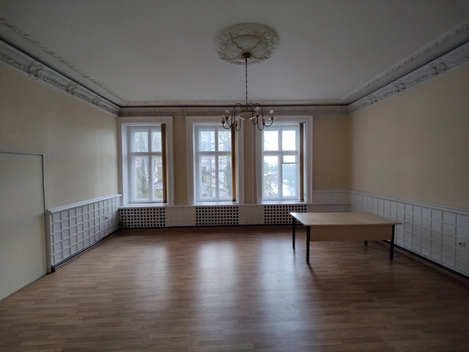 Sludinājumi. Citadeles un Muitas ielu krustojums, ar ieeju no Citadeles ielas.  Birojs sastāv no 2 telpām - Cena: 316 EUR/mēn Foto #1