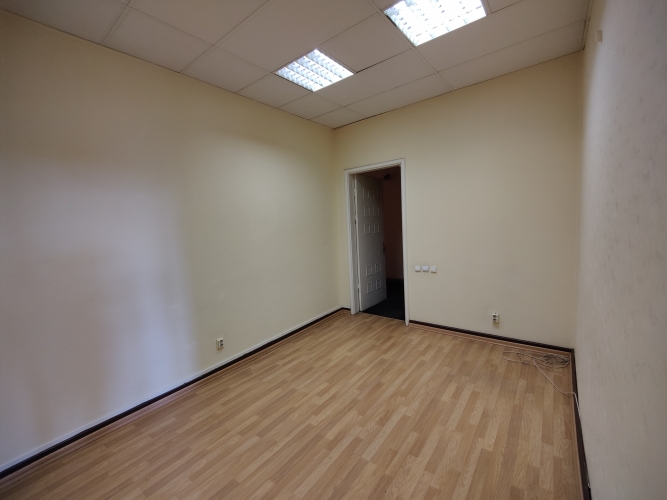 Sludinājumi. Citadeles un Muitas ielu krustojums, ar ieeju no Citadeles ielas.  Birojs sastāv no 2 telpām - Cena: 316 EUR/mēn Foto #4