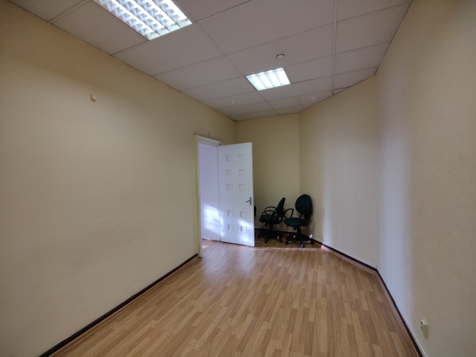 Sludinājumi. Citadeles un Muitas ielu krustojums, ar ieeju no Citadeles ielas.  Birojs sastāv no 2 telpām - Cena: 316 EUR/mēn Foto #5