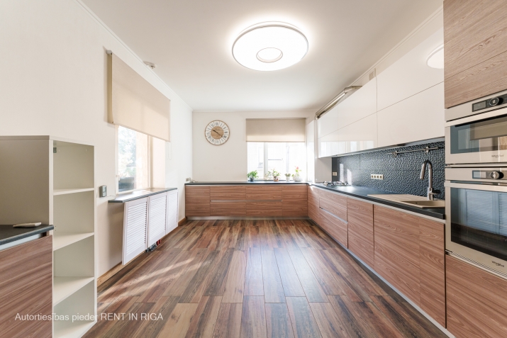 Sludinājumi. Plaša 6 istabu ģimenes māja klusā un drošā kvartālā.  Plānojums:  1. stāvs: + Ieejas halle ar silto Cena: 340000 EUR Foto #1