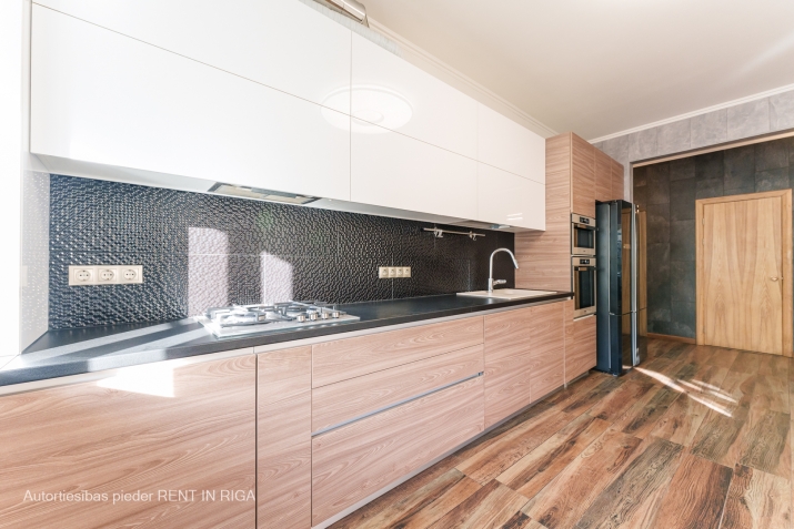 Sludinājumi. Plaša 6 istabu ģimenes māja klusā un drošā kvartālā.  Plānojums:  1. stāvs: + Ieejas halle ar silto Cena: 340000 EUR Foto #2