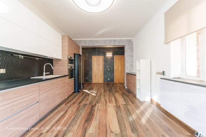 Sludinājumi. Plaša 6 istabu ģimenes māja klusā un drošā kvartālā.  Plānojums:  1. stāvs: + Ieejas halle ar silto Cena: 340000 EUR Foto #3