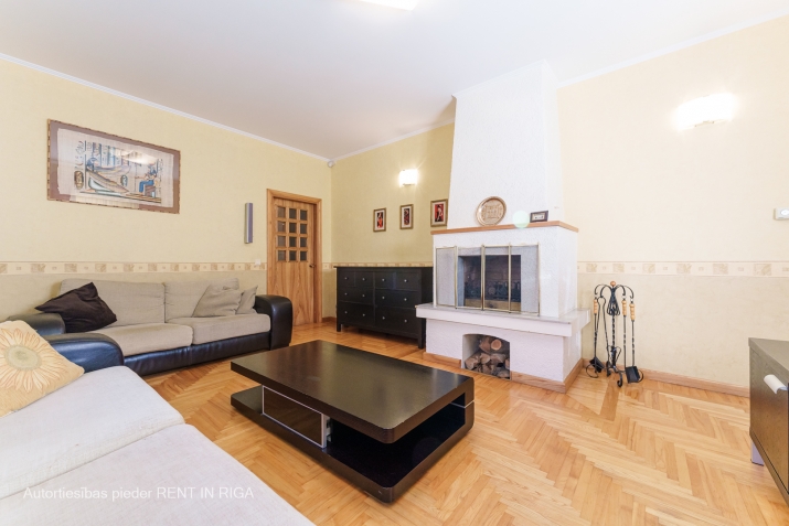 Sludinājumi. Plaša 6 istabu ģimenes māja klusā un drošā kvartālā.  Plānojums:  1. stāvs: + Ieejas halle ar silto Cena: 340000 EUR Foto #4