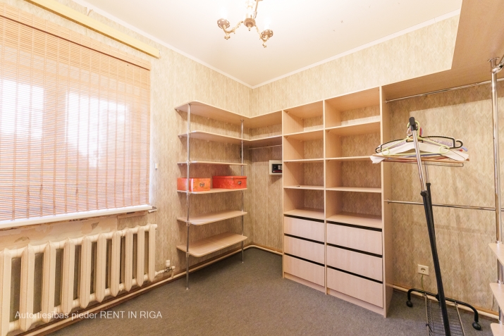 Sludinājumi. Plaša 6 istabu ģimenes māja klusā un drošā kvartālā.  Plānojums:  1. stāvs: + Ieejas halle ar silto Cena: 340000 EUR Foto #6