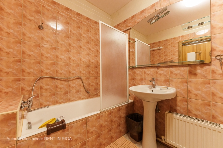 Sludinājumi. Plaša 6 istabu ģimenes māja klusā un drošā kvartālā.  Plānojums:  1. stāvs: + Ieejas halle ar silto Cena: 340000 EUR Foto #8