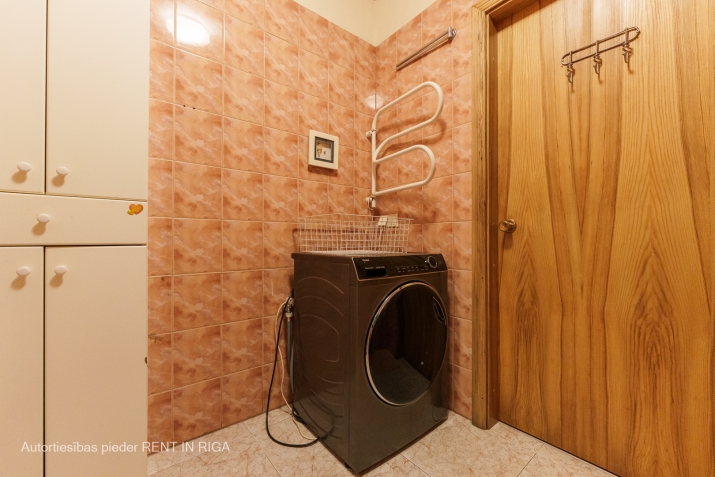 Sludinājumi. Plaša 6 istabu ģimenes māja klusā un drošā kvartālā.  Plānojums:  1. stāvs: + Ieejas halle ar silto Cena: 340000 EUR Foto #9