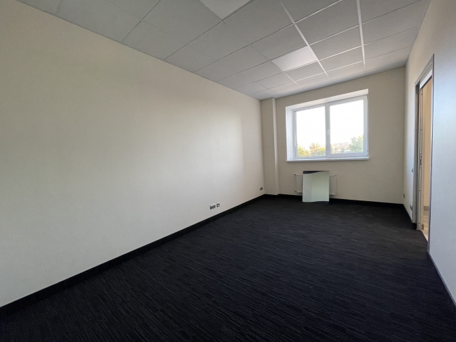Sludinājumi. Svaigs birojs industriālajā parkā.  Biroju, veikalu un noliktavu komplekss atrodās Lubānas un Cena: 121 EUR/mēn Foto #1