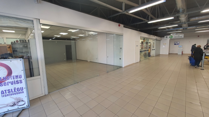 Sludinājumi. Tiek iznomātas tirdzniecības telpas Mežciemā, tirdzniecības centrā.  + Ir visas komunikācijas, Cena: 500 EUR/mēn Foto #2
