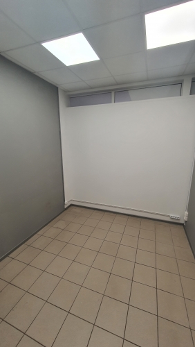 Sludinājumi. Tiek iznomātas tirdzniecības telpas Mežciemā, tirdzniecības centrā.  + Ir visas komunikācijas, Cena: 500 EUR/mēn Foto #4