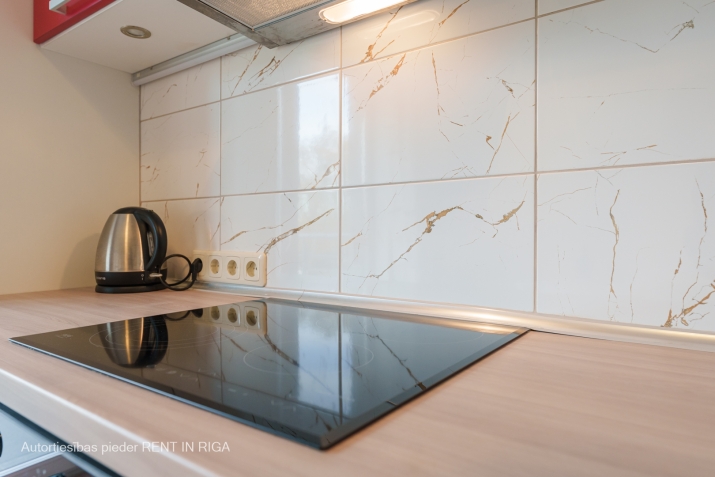 Sludinājumi. Tiek izīrēts dzīvoklis projektā \'Jūrkalnes pērle\'. Ir balkons, lifts,  dzīvokļa logi vērsti uz Cena: 550 EUR/mēn Foto #5