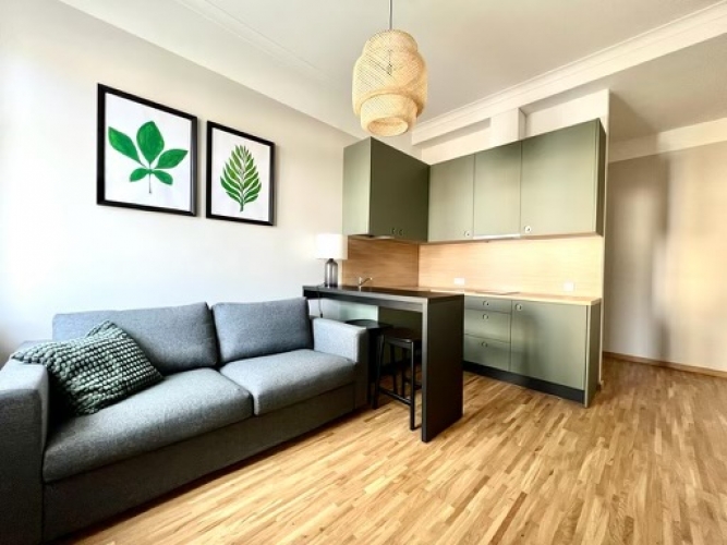 Sludinājumi. Īrei pieejams 2 istabu dzīvoklis fantastiskā vietā Rīgas centrā.  Dzīvoklis atrodas renovētā ēkā, Cena: 650 EUR/mēn Foto #1